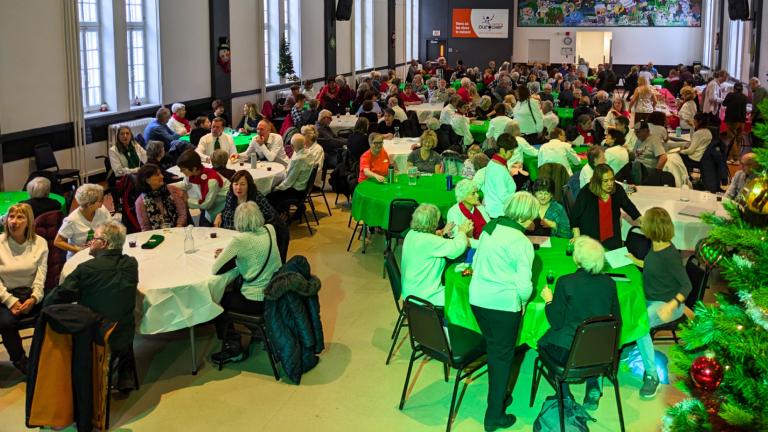 75 ans à célébrer : un dîner de Noël festif et rassembleur pour nos 55 ans et plus